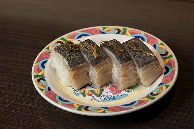 방배 짠의 대표 메뉴 중 하나인 '봉초밥'. 이날은 삼치를 사용했다. 그 위에 장아찌를 올려 간을 했다. / 고운호 기자