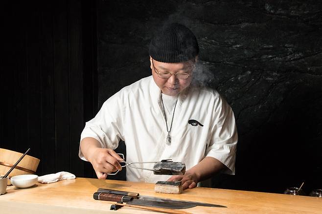 서울 서초구 방배 짠에서 조영재 셰프가 포즈를 취하고 있다. / 고운호 기자