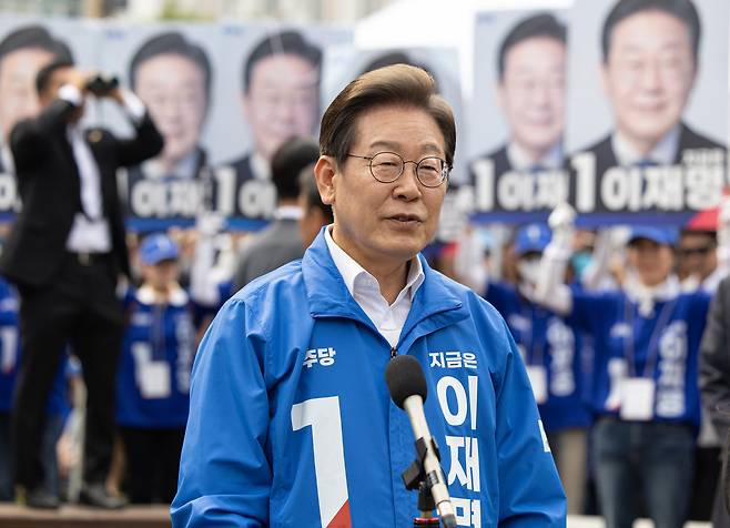 이재명 더불어민주당 대통령 후보가 31일 오후 충북 청주시 오창프라자 앞 광장에서 유세를 마친 후 취재진 질문에 답변하고 있다. /뉴스1