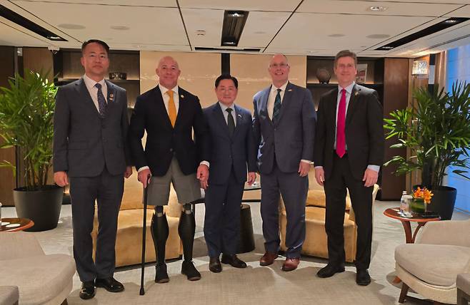 조창래 국방부 국방정책실장이 31일(현지 시각) 제22차 아시아안보회의(샹그릴라 대화)가 열리는 싱가로프에서 미국 하원 대표단과 기념 촬영하고 있다./국방부 제공