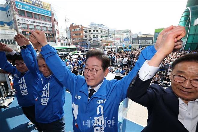 더불어민주당 이재명 대선 후보가 지난 13일 경북 구미역광장에서 열린 집중유세에 참석해 손을 들며 인사하고 있다. ⓒ데일리안 홍금표 기자