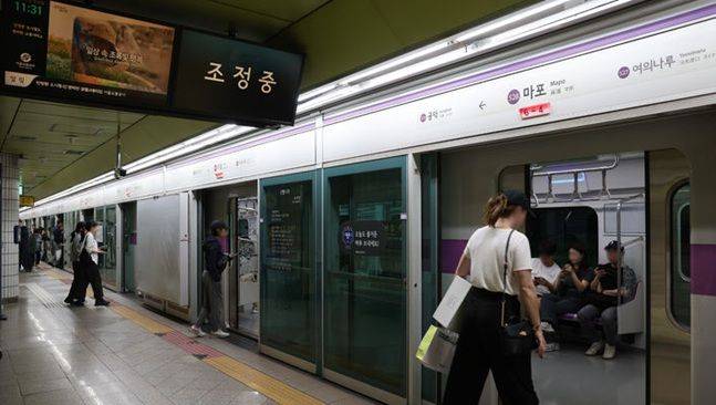 31일 오전 방화로 인해 운행이 중단됐던 서울 지하철 5호선 마포역에서 열차가 정상 운행하고 있다. ⓒ 뉴시스