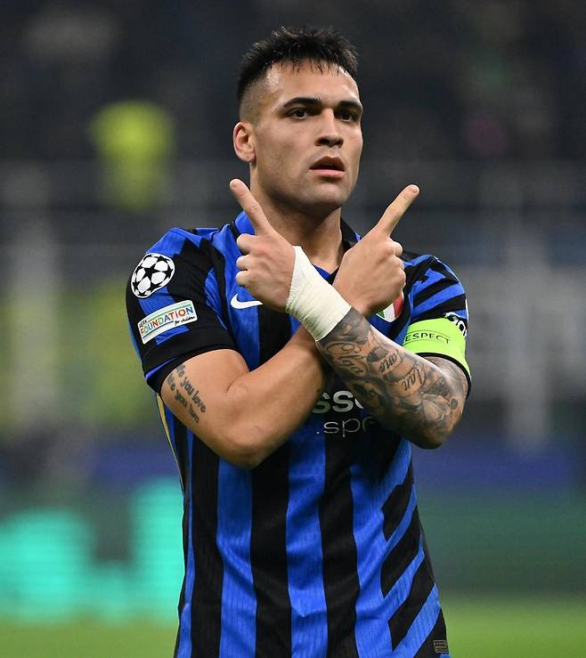 파리 생제르맹(PSG·프랑스)과 인터 밀란(이탈리아)의 2024∼2025시즌 유럽축구연맹(UEFA) 챔피언스리그 결승전이 내달 1일 열리는 가운데 양 팀 골잡이들의 화력 대결에 관심이 쏠리고 있다. 빠른 발을 가진 PSG의 간판 공격수 우스만 뎀벨레가 골 세리머니를 하는 모습(위쪽). 아래쪽 사진은 몸싸움 능력이 탁월한 인터 밀란의 공격수 라우타로 마르티네스. 도하·밀라노=신화 뉴시스