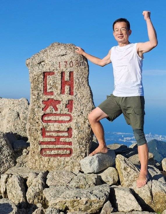 박필전 씨가 설악산 대청봉을 맨발로 올랐다. 박필전 씨 제공.