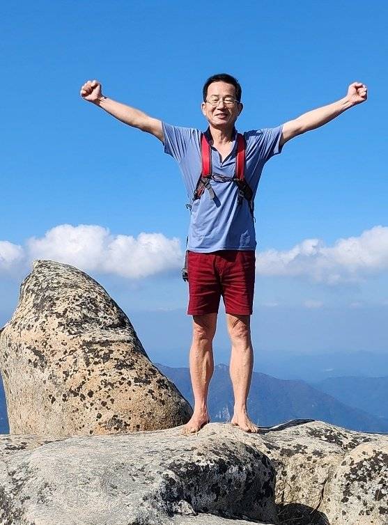 박필전 씨가 맨발로 산에 올라 만세를 부르고 있다. 박필전 씨 제공.