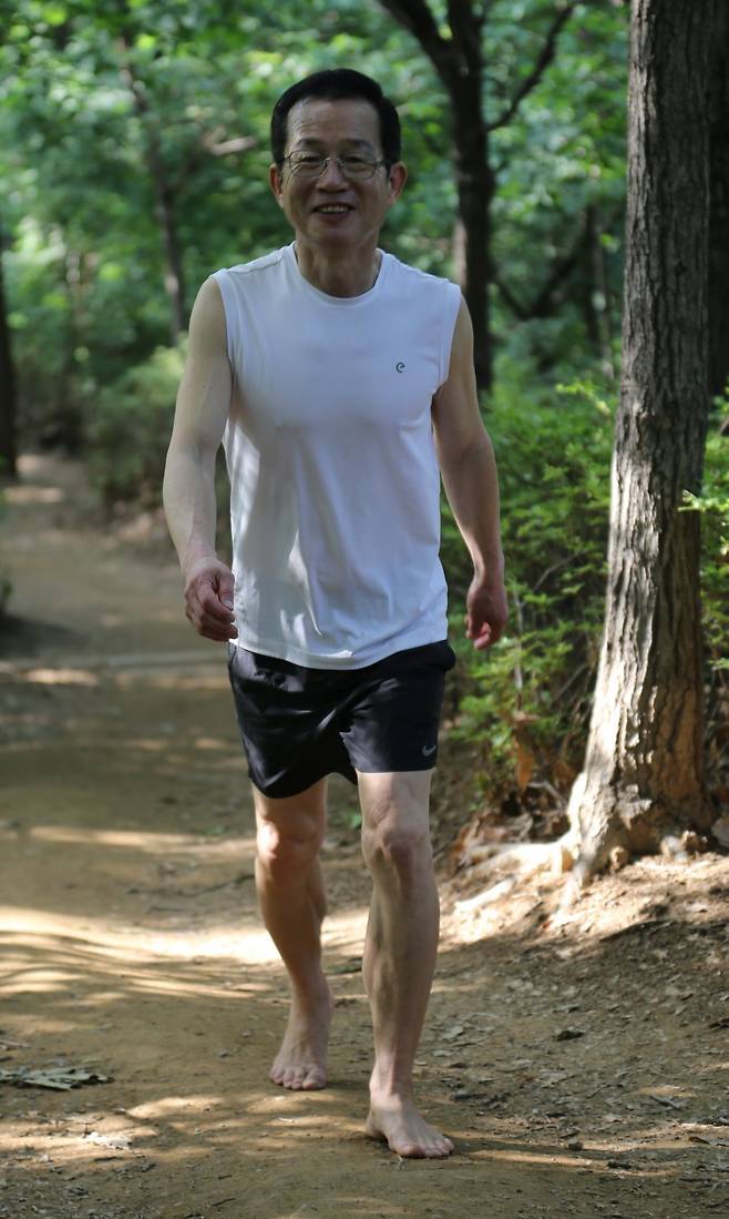 박필전 씨가 서울 서초구 방배동 서리풀공원을 즐거운 표정으로 맨발로 걷고 있다. 양종구 기자 yjongk@donga.com