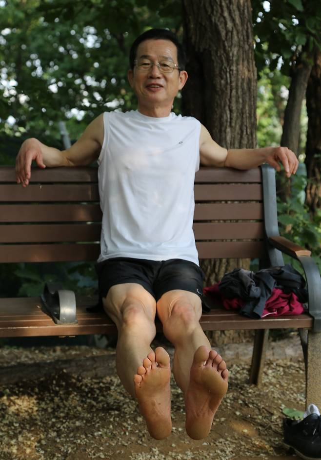 박필전 씨가 서울 서초구 방배동 서리풀공원 벤치에서 맨발을 보여주고 있다. 2년간 100대 명산을 중복해 125회 올랐지만 발엔 상처 하나 없었다. 양종구 기자 yjongk@donga.com