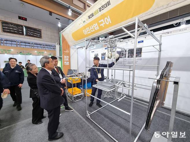 29일 ‘제2회 실리(SILI) 경진대회’에서 아진산업 구어공장 관계자가 ‘스프링 밸런스’를 이용해 손쉽게 자동차 부품을 이동시킬 수 있는 기술을 소개하는 모습. 경산=김도형 기자 dodo@donga.com