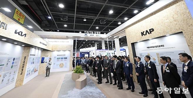 올 4월 23일 서울 서초구 aT센터에서 개막한 ‘2025 자동차부품산업 환경 ESG·탄소중립 박람회’에 마련된 ‘지속가능 상생관’을 찾은 행사 주요 관계자들이 설명을 듣는 모습. 현대차그룹 제공