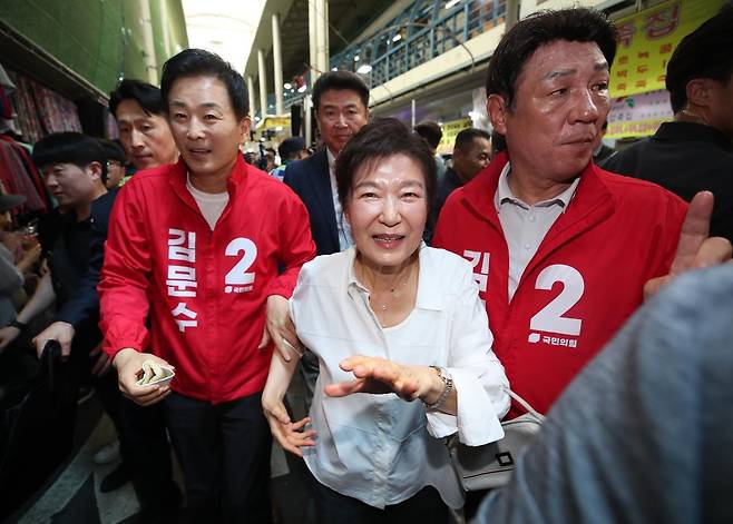 박근혜 전 대통령이 31일 오후 대구 중구 서문시장을 찾아 구름 인파 속을 지나며 시민들과 인사하고 있다. 뉴스1