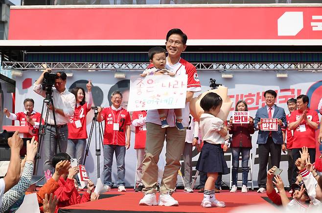 민의힘 김문수 대선 후보가 31일 강원 홍천군 꽃뫼공원에서 열린 홍천군·횡성군·영월군·평창군 합동유세에서 지지를 호소하고 있다.