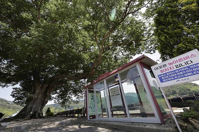 2025년 5월26일 오후 전북 진안군 주천면 산제마을 버스정류장. 이 버스정류장에는 하루 두 번 버스가 다닌다. 김명진 기자