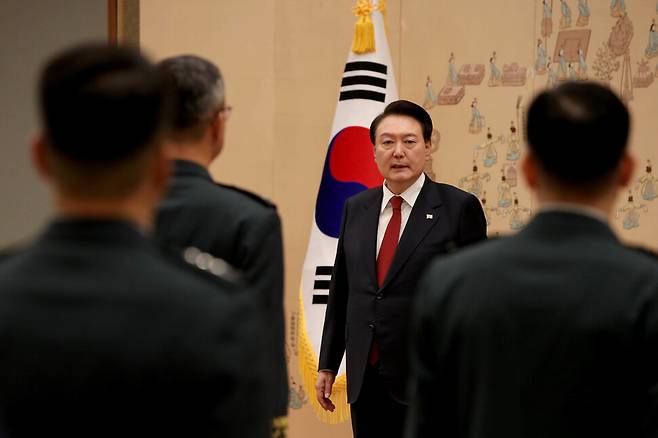 윤석열이 대통령 재직 시절인 2023년 11월6일 서울 용산구 대통령실 청사에서 열린 중장 진급 보직 신고 및 삼정검 수치 수여식을 하며 발언하고 있다. 대통령실사진기자단