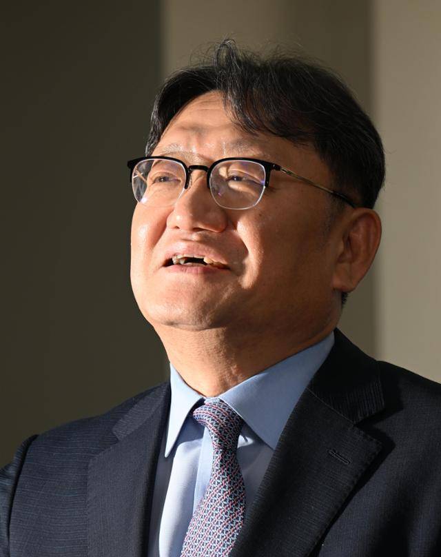 권기섭 대통령 소속 경제사회노동위원회 위원장은 임기 중 가장 아쉬운 점으로 계엄으로 인한 사회적 대화 중단을 언급했다. 왕태석 선임기자