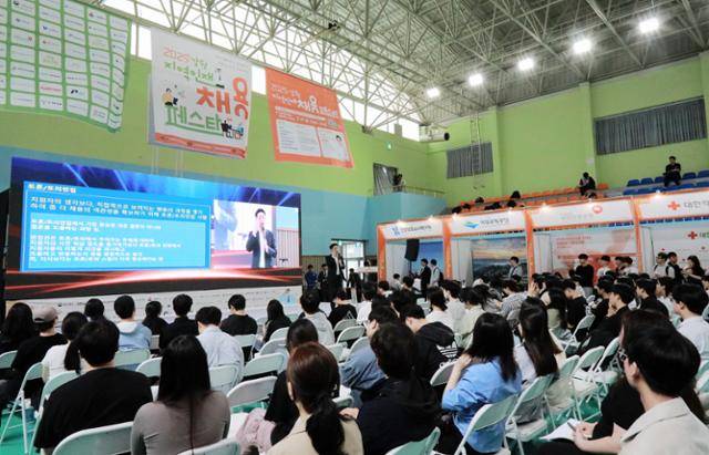지방정부가 정책 결정 과정에 시민이 직접 참여할 수 있는 제도를 확대하면서 더 많은 시민들의 참여를 보장하고 그 결과를 효과적으로 전달하는 방안을 모색해야 한다는 목소리가 높다. 사진은 지난달 21일 국립강릉원주대에서 진행된 '강원지역 공공기관 지역인재 채용 페스타' 행사 장면. 연합뉴스