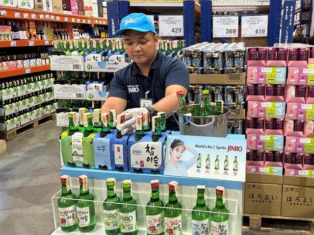 19일 마닐라 북부 마카티시에 있는 창고형 할인 매장 S&R에서 참이슬 시음 행사가 진행되고 있다. 하이트진로 제공