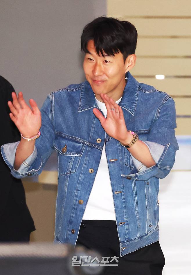 유럽축구연맹(UEFA) 유로파리그 우승을 거둔 영국 프리미어리그 토트넘 홋스퍼의 손흥민이 축구국가대표팀 합류를 위해 27일 인천국제공항을 통해 귀국해 팬들에게 인사하고 있다. 인천공항=김민규 기자 mgkim1@edaily.co.kr /2025.05.27/