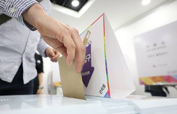 제21대 대통령 선거 사전투표 첫날인 지난 29일 점심시간을 맞아 서울 강남구 역삼1동주민센터에 마련된 사전투표소를 찾은 유권자가 투표함에 투표용지를 넣고 있다. [사진=연합뉴스]