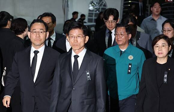 31일 김문수 후보가 유세를 마친 직후 이상휘 국회의원과 함께 포항 해군 초계기 추락사고로 순직한 장병들의 합동분향소를 찾아 헌화했다. [사진=이상휘 국회의원 사무실]