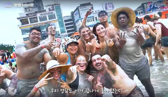 충남 방문의 해를 맞아 홍성군 광천읍 상담마을 할머니들이 구수한 충청도 사투리로 관광지를 소개하는 홍보 영상을 촬영했다. [사진 충남도]