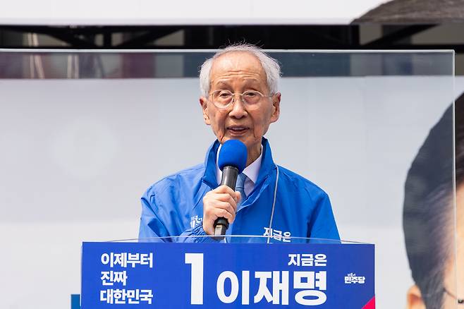 윤여준 상임총괄선거대책위원장이 21일 오후 인천 부평구 부평역 북광장에서 열린 이재명 더불어민주당 대선 후보의 집중유세에서 발언을 하고 있다. 김성룡 기자