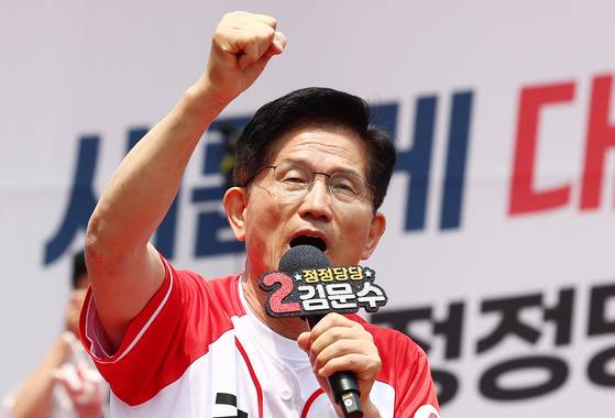 21대 대통령 선거를 나흘 앞둔 30일 국민의힘 김문수 대선후보가 각각 이천시를 찾아 유세하고 있다. [뉴스1]