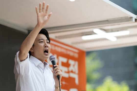같은 날 개혁신당 이준석 대선후보가 서울 마포구에서 유세하는 모습. [뉴스1]