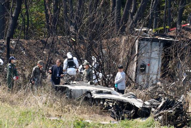 ▲ 31일 경북 포항시 남구 동해면 해군 초계기 추락사고 현장에서 군 관계자들이 사고 원인을 조사하고 있다. 연합뉴스