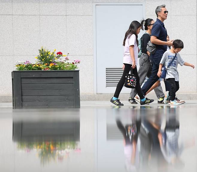 서울 종로구 광화문광장에서 외국인 관광객이 이동하고 있다. 사진=연합뉴스