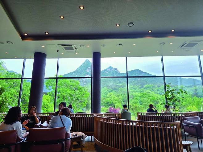 ‘스타벅스 더(THE)북한산점’의 내부.  사진=김정우 기자