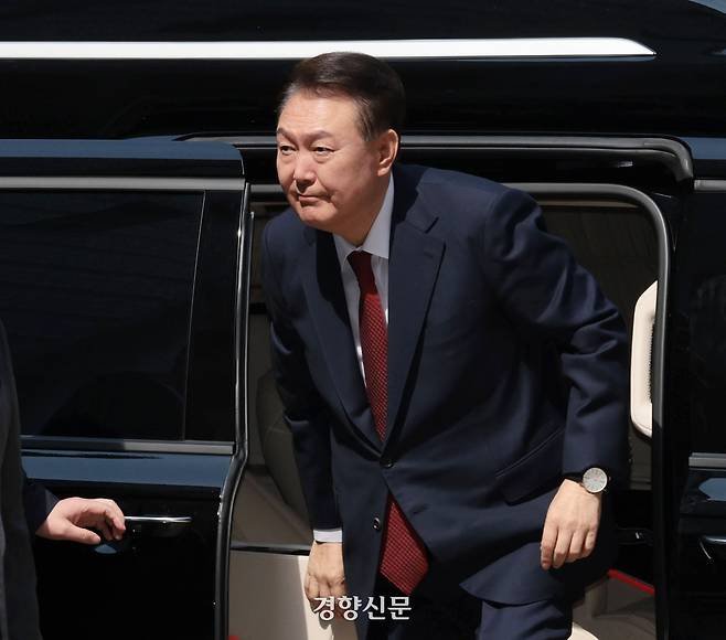 윤석열 전 대통령이 지난 26일 서울 서초구 서울중앙지법에서 열린 내란 우두머리 혐의ㆍ직권남용 권리행사 방해 혐의 사건 5차 공판에 출석하고 있다. 사진공동취재단