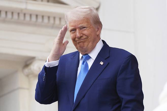 도널드 트럼프 대통령이 제157회 현충일 경축식에서 연설하고 있다. AP연합