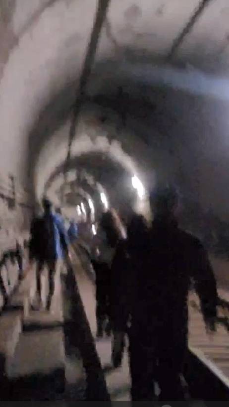 여의나루~마포역 사이의 열차 안에서 화재가 발생해 열차 밖으로 나와 터널을 걸어가는 시민들의 모습. 독자 제공