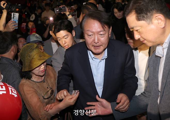 윤석열 전 대통령이 21일 오전 서울 메가박스 동대문에서 영화 ‘부정선거, 신의 작품인가’ 관람을 마치고 나서고 있다. 사진공동취재단