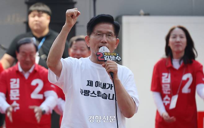 김문수 국민의힘 대선 후보가 30일 오후 강원도 춘천시청 인근에서 열린 “쉼없이 국민 속으로” 유세에서 유권자들에게 지지를 호소하고 있다. ‘제 아내가 자랑스럽습니다’라는 문구가 적힌 흰 티셔츠를 입고 있다. 한수빈 기자