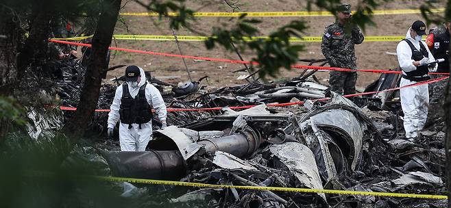 30일 경북 포항시 동해면 해군 초계기 추락 현장에서 해군 관계자들이 추락 원인 조사를 하고 있다. 연합뉴스