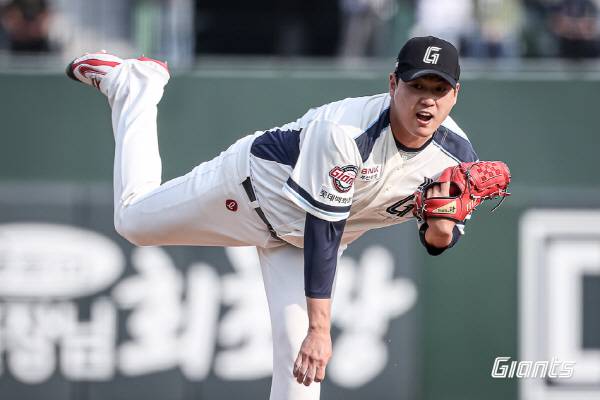 31일 부산 사직구장에서 열린 SSG와 3연전 두 번째 경기에 등판한 롯데 나균안이 힘껏 공을 던지고 있다. 롯데 자이언츠 제공