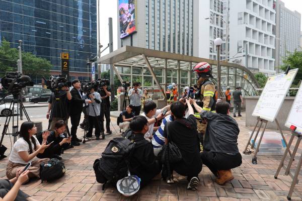 31일 방화로 인해 열차 운행이 한때 중지된 서울 지하철 5호선 마포역 인근에서 소방 관계자가 언론브리핑을 하고 있다. 연합뉴스