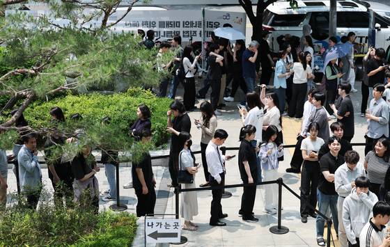 People line up to cast their ballots early at a polling station in Gangnam District, southern Seoul, during the two-day advance voting period on May 30. [NEWS1]