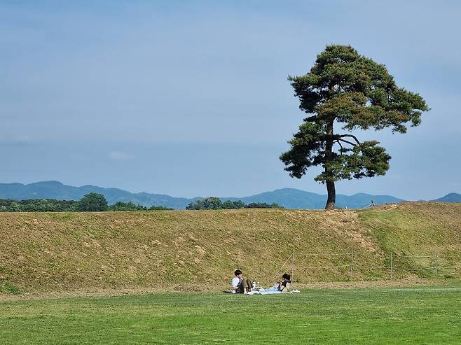 The Earthen Fortification in Jeongbuk-dong in Cheongju, North Chungcheong [KIM DONG-EUN]