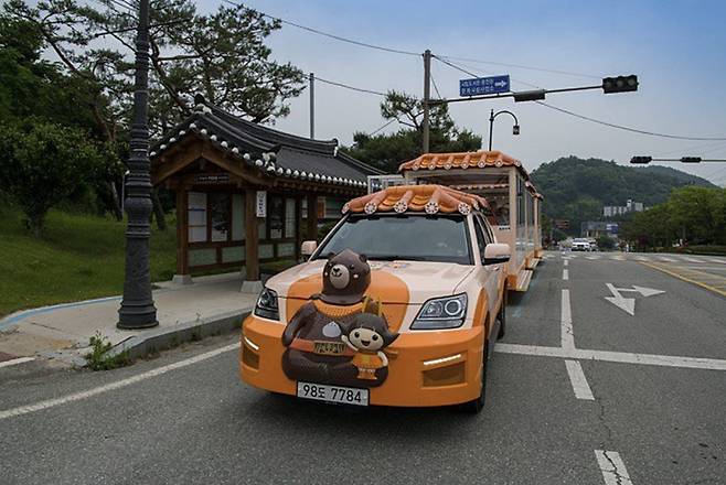 Goma Train is a special ride in Gongju that operates throughout the city's main tourist sites on weekends, holidays and during the Baekje Cultural Festival season around late September. [GONGJU CITY GOVERNMENT]