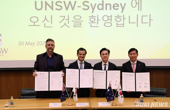김태흠 충남지사는 30일 호주 시드니 UNSW 총장관에서 김경수 KAIST 대외부총장, 아누락 찬티봉 NSW 산업통상 장관, 아틸라 브렁스 UNSW 총장과 ‘학술 및 기업 교류 업무협약’을 체결했다.