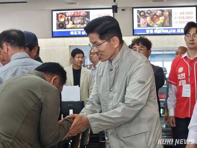 김문수 국민의힘 대선 후보가 31일 강원도 강릉시 강릉시수협 1층 식당에서 어촌계 관계자들과 현장 간담회를 하기 전 악수하고 있다. 윤상호 기자