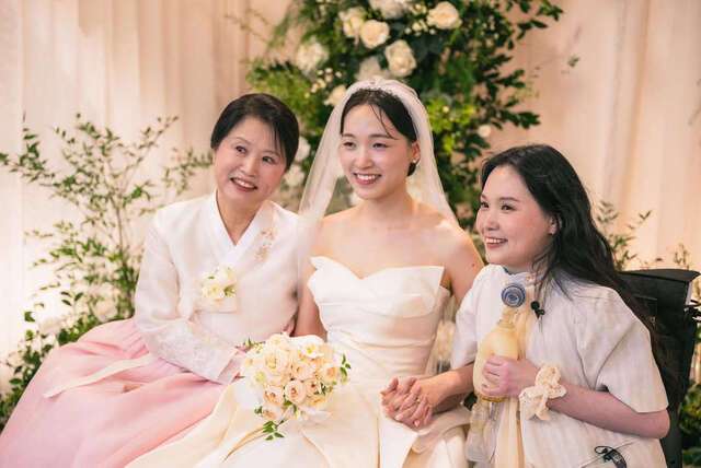 주영씨 결혼식을 위해 21년 만의 첫 외출을 감행한 김 작가가 동생, 어머니와 함께 기념 촬영을 하는 모습(위)과 지난해 12월 그만을 위해 열린 음악회에서 친구들과 함께 찍은 기념사진.  김 작가 제공