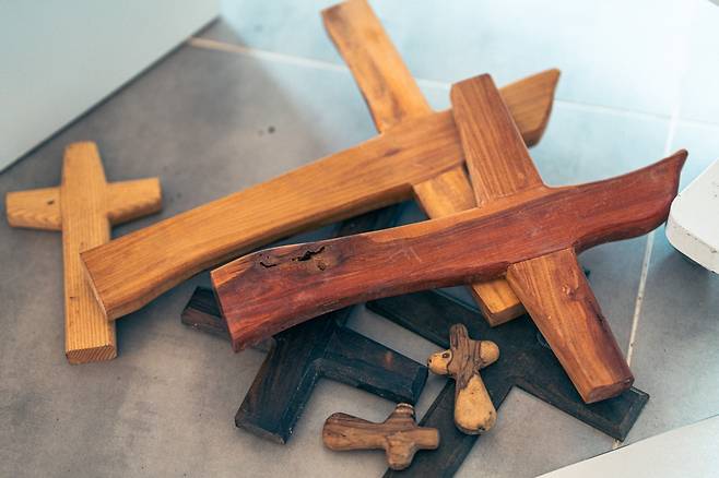 산불로 사라진 ‘빛과소금교회’ 지하실에서 살아남은 나무 십자가. 최병진 목사가 손수 만든 것이다. 함께하는교회 제공