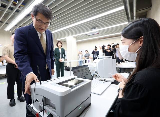 노태악 중앙선거관리위원장이 28일 서울 광진구 중곡3동주민센터에 마련된 21대 대통령선거 사전투표소를 방문해 사전투표 모의체험을 하고 있다. 연합뉴스