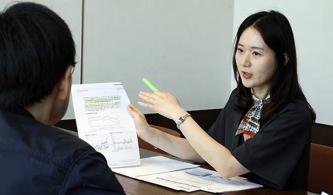 27일 서울 강남구 삼성동 삼성증권에서 상담사가 채권 투자에 대한 설명을 하고 있다. [김호영 기자]