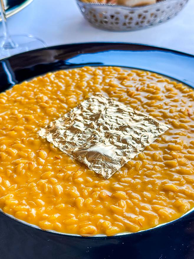 24K 금박을 얹은 사프란 리조또 / 사진=권효정 여행+ 기자