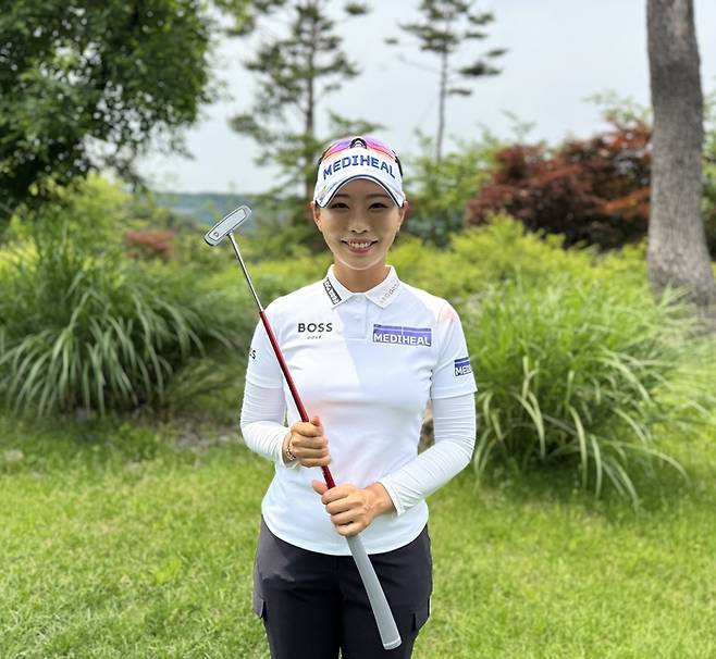 Sh수협은행 MBN 여자오픈 우승에 도전하는 이채은이 최근 선전의 비결로 꼽은 퍼터를 들고 환하게 웃고 있다. 임정우 기자