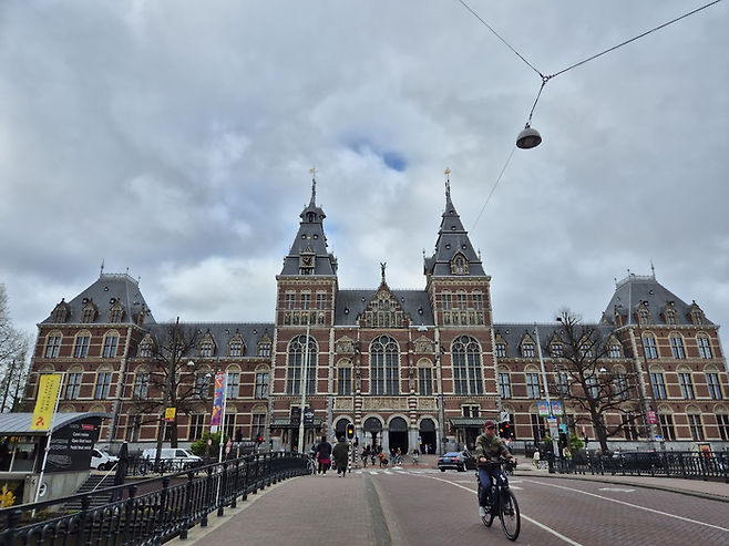 자전거를 탄 시민들이 미술관을 신나게 가로지르는 모습을 볼 수 있는 레이크스뮤지엄에서는 자전거 사고를 조심해야한다. ©김슬기